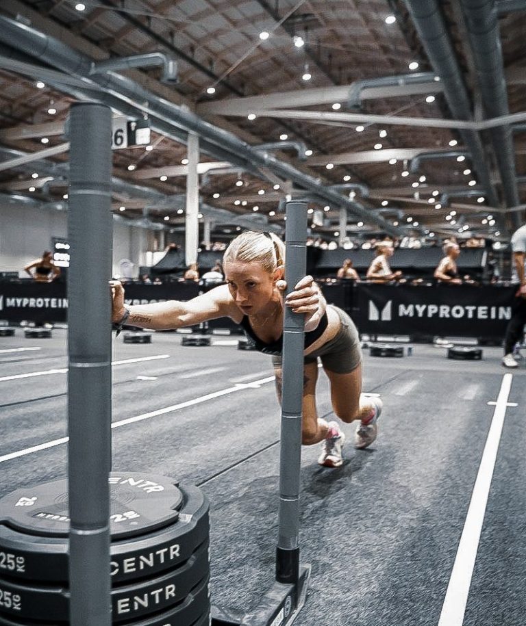 HYROX Athletin beim Sled Push