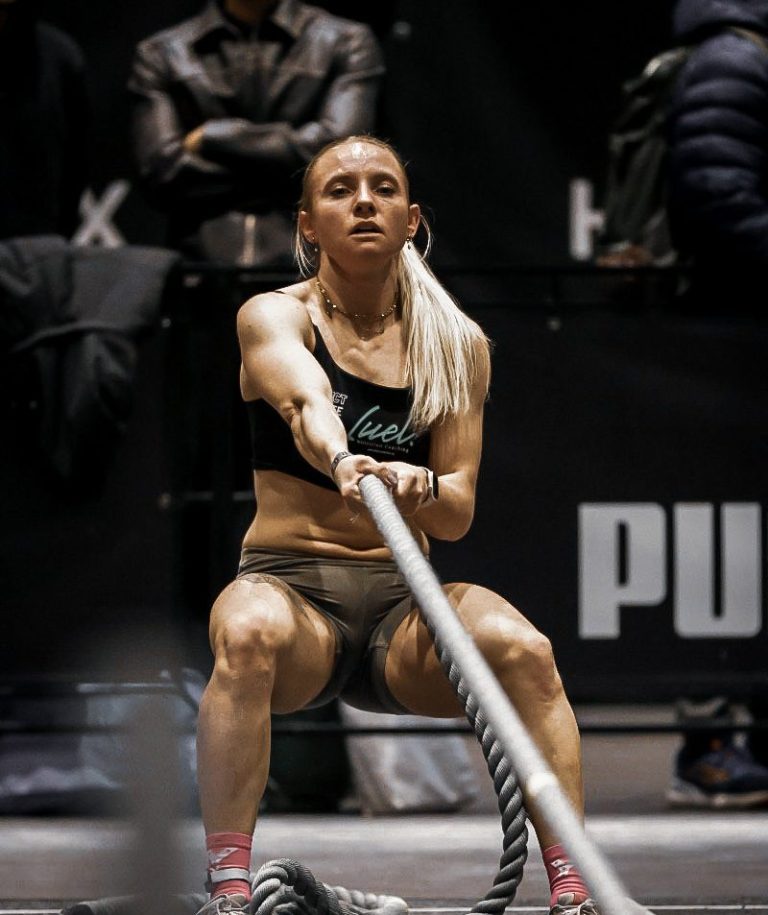 HYROX Athletin beim Sled Pull